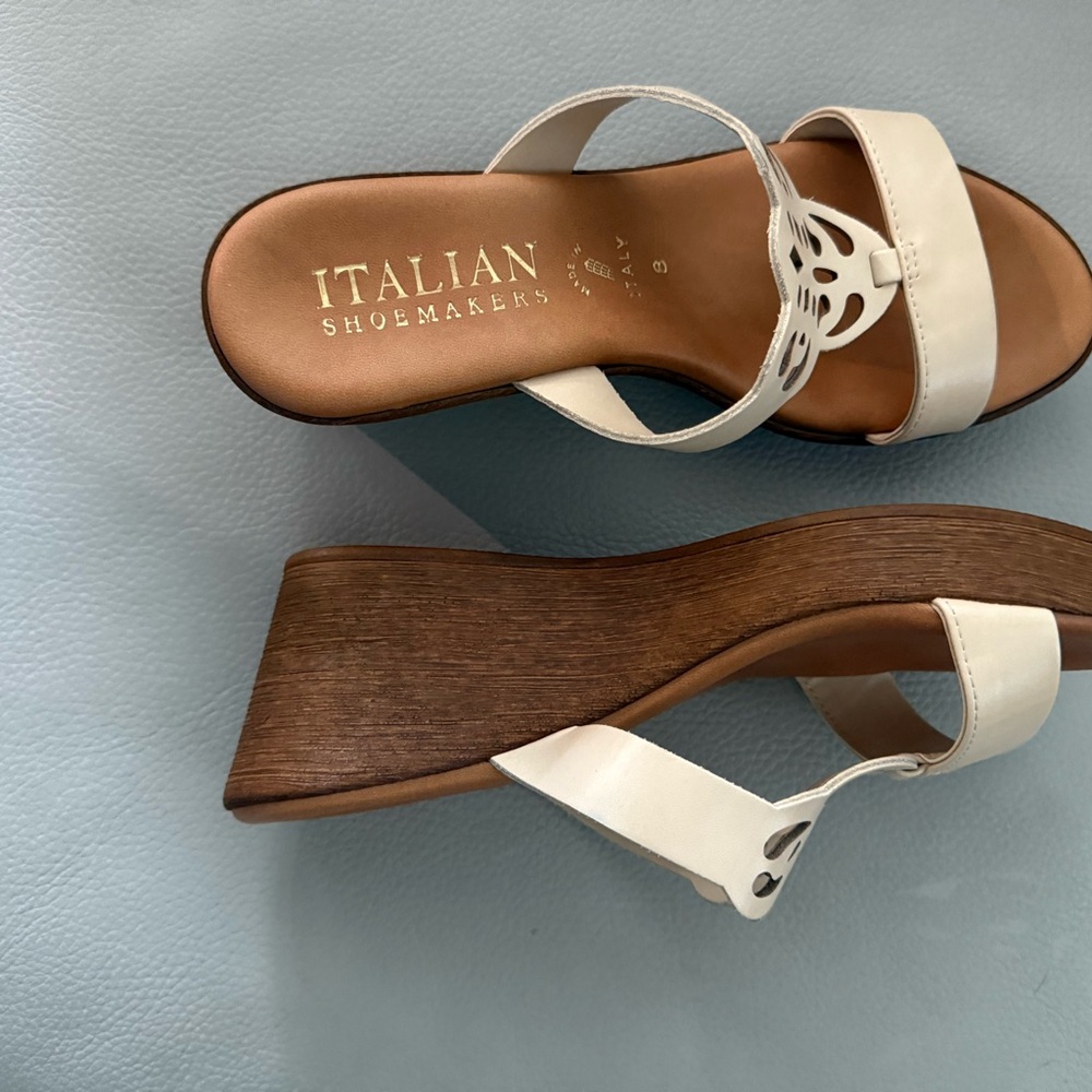 Italian Shoemakers Women's Cream Wedge Sandals